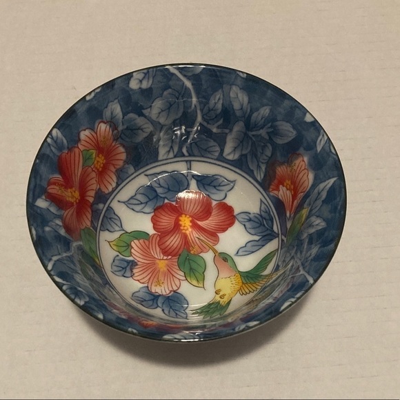 Vintage Andrea Sadek small bowl with hummingbird and hibiscus background - Picture 2 of 3